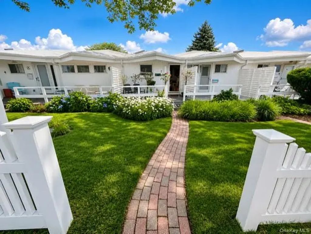 35 Library Avenue # 8 R, Westhampton Beach