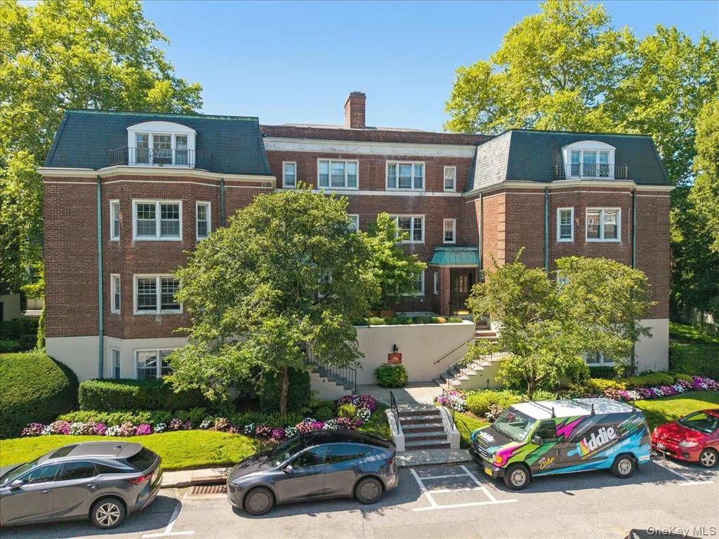 7 Chateaux Circle # 7f, Scarsdale