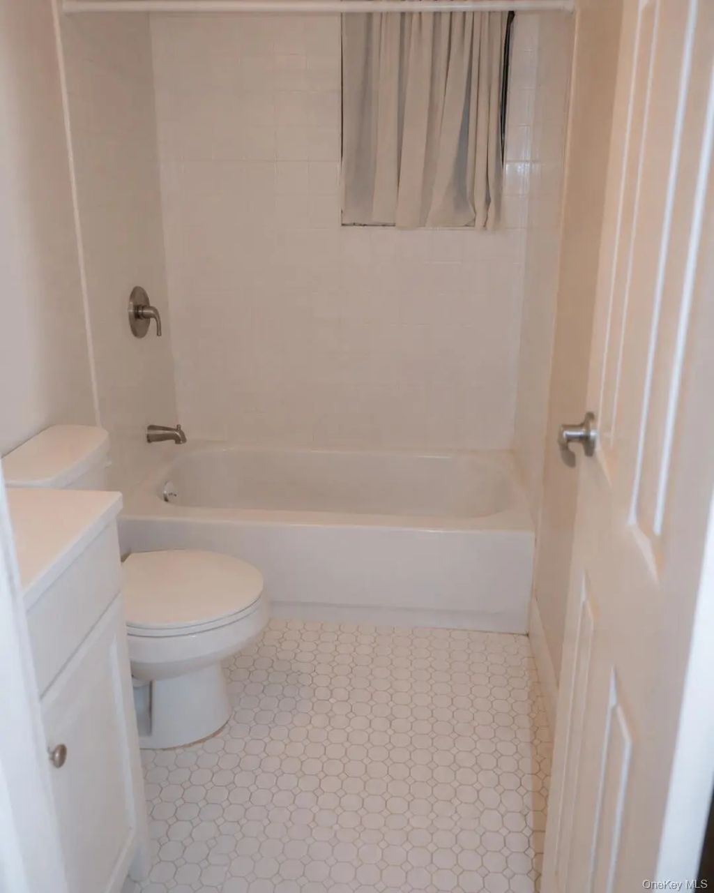 15 Harrison Avenue # #57g, Amityville