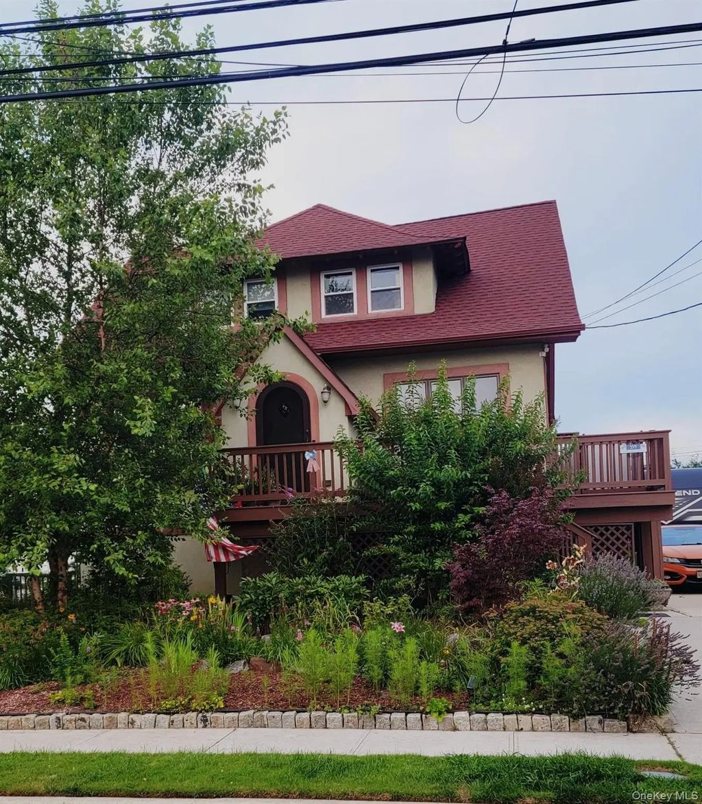 359 Roosevelt Avenue, Freeport