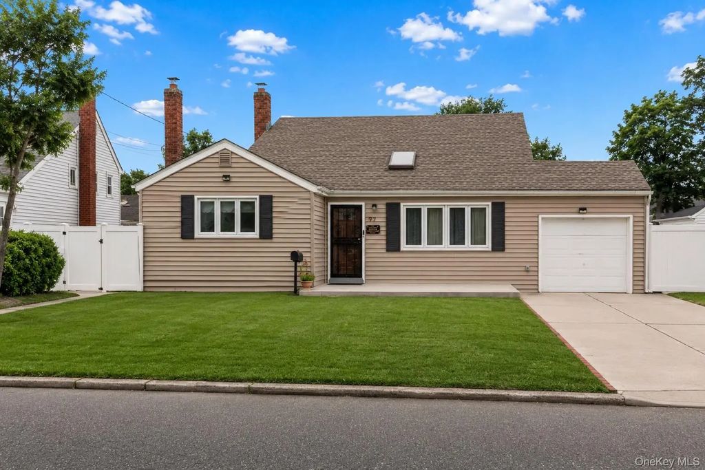 92 W 21st Street, Deer Park