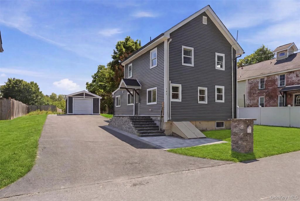 142 Railroad Avenue, Kingston