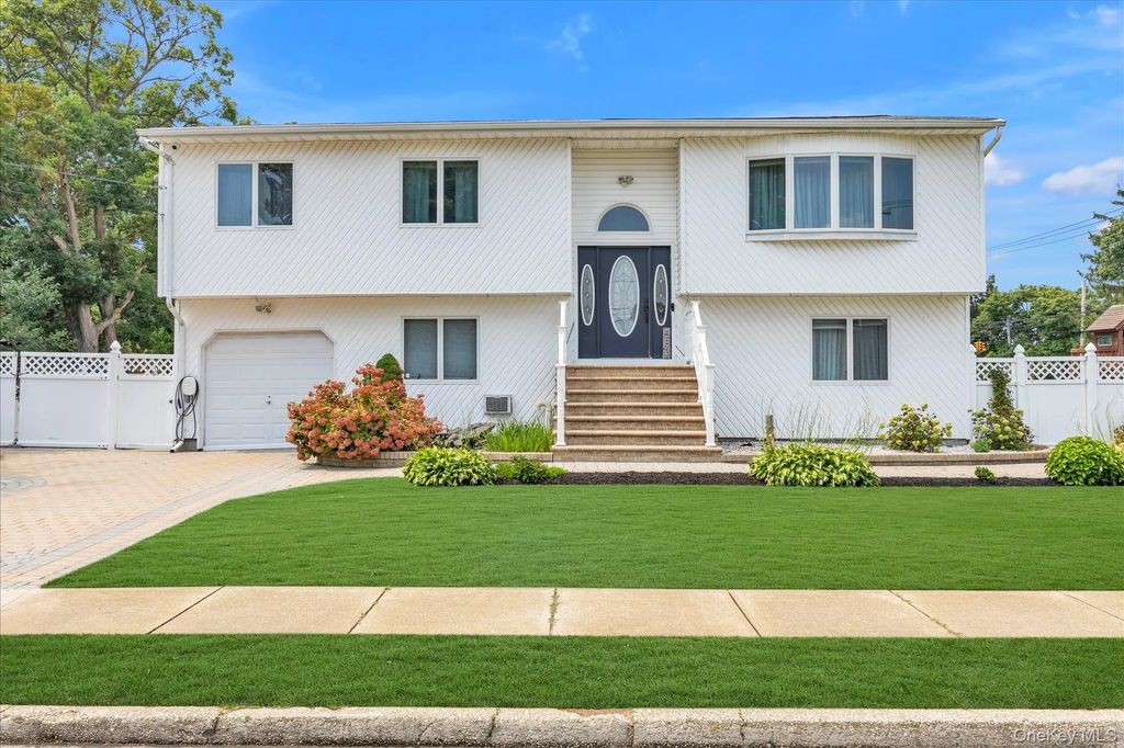 583 N Erie Avenue, Lindenhurst