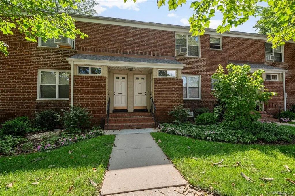 74 Edwards Street # 2b, Roslyn Heights