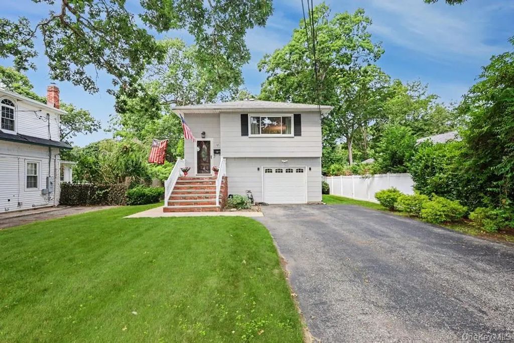 555 N Windsor Avenue, Brightwaters