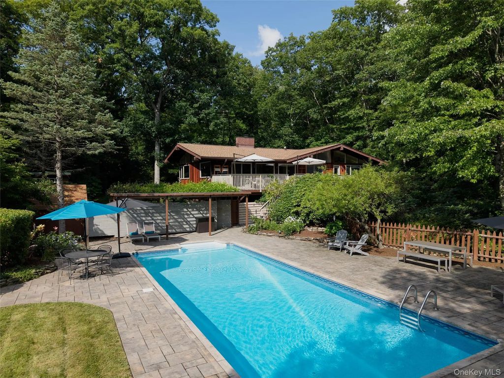 68 Spice Bush Lane, Tuxedo Park