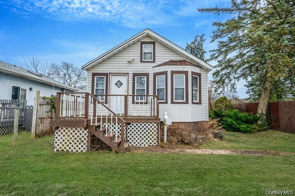8 Eastern Concourse, Amityville