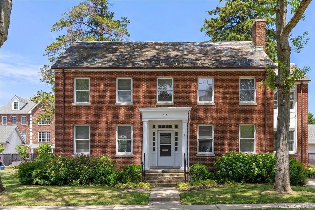 315 Ellington Avenue E, Garden City