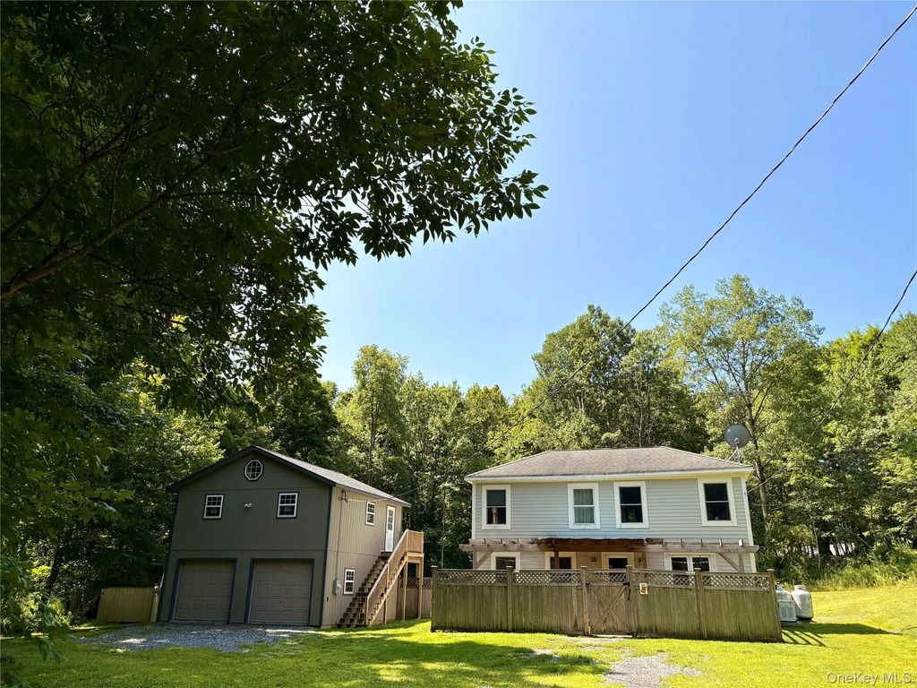 155 Pumpkin Hollow Road N, Hillsdale