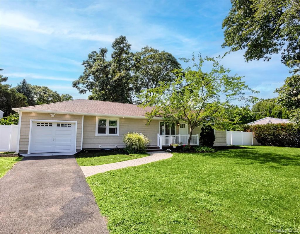 126 Holiday Boulevard, Center Moriches
