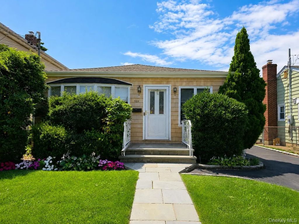 522 Willow Street, South Hempstead