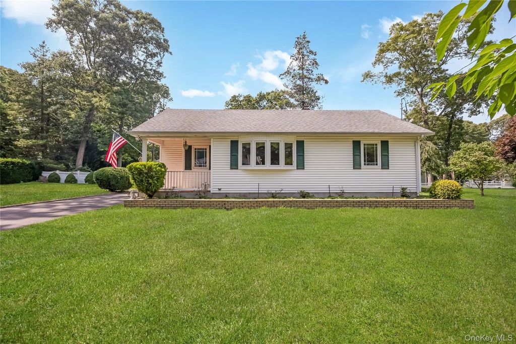 42 Pineacre Drive, Smithtown