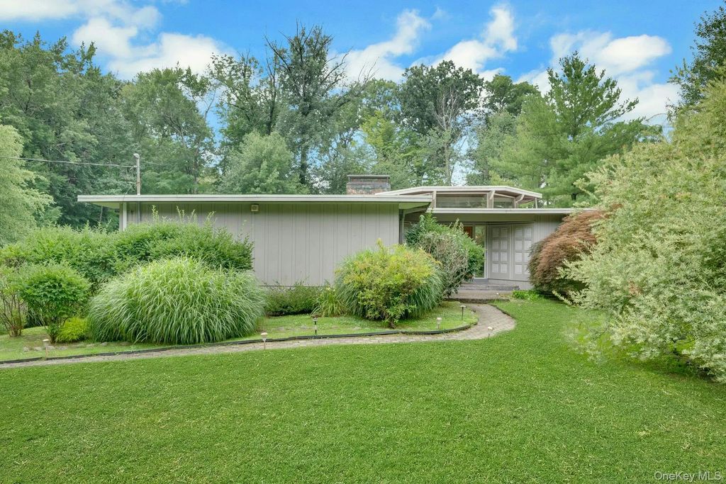 107 Holly Place, Briarcliff Manor