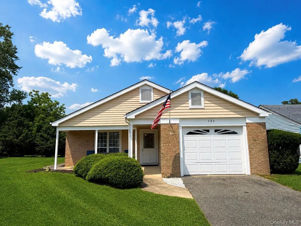 545 Stratford Lane, Ridge