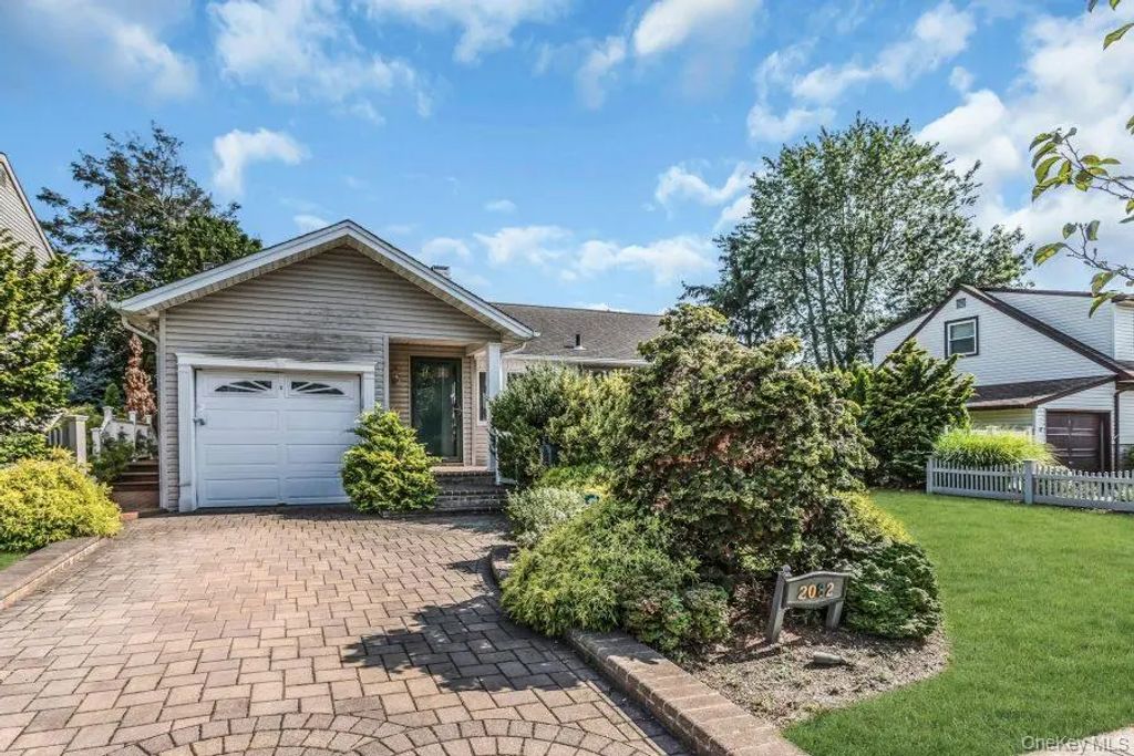 2082 Central Drive N, East Meadow