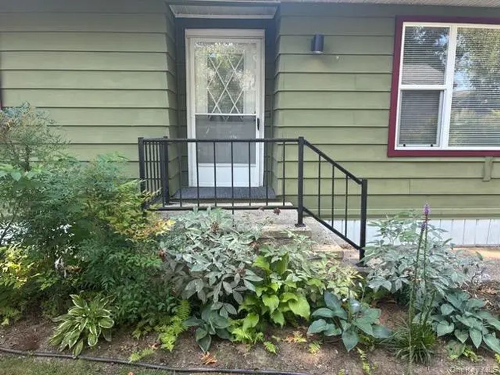 1661 Old Country Road # 17, Riverhead