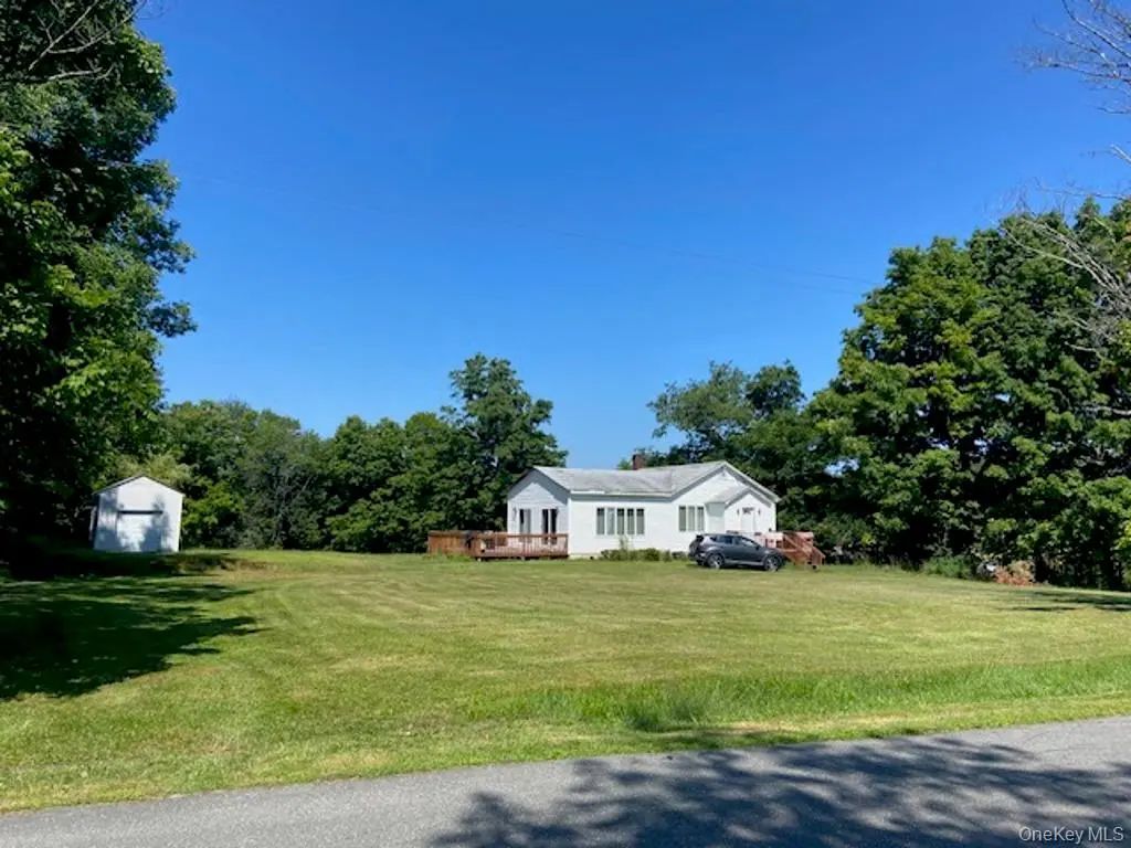 607 Happy Avenue, Swan Lake