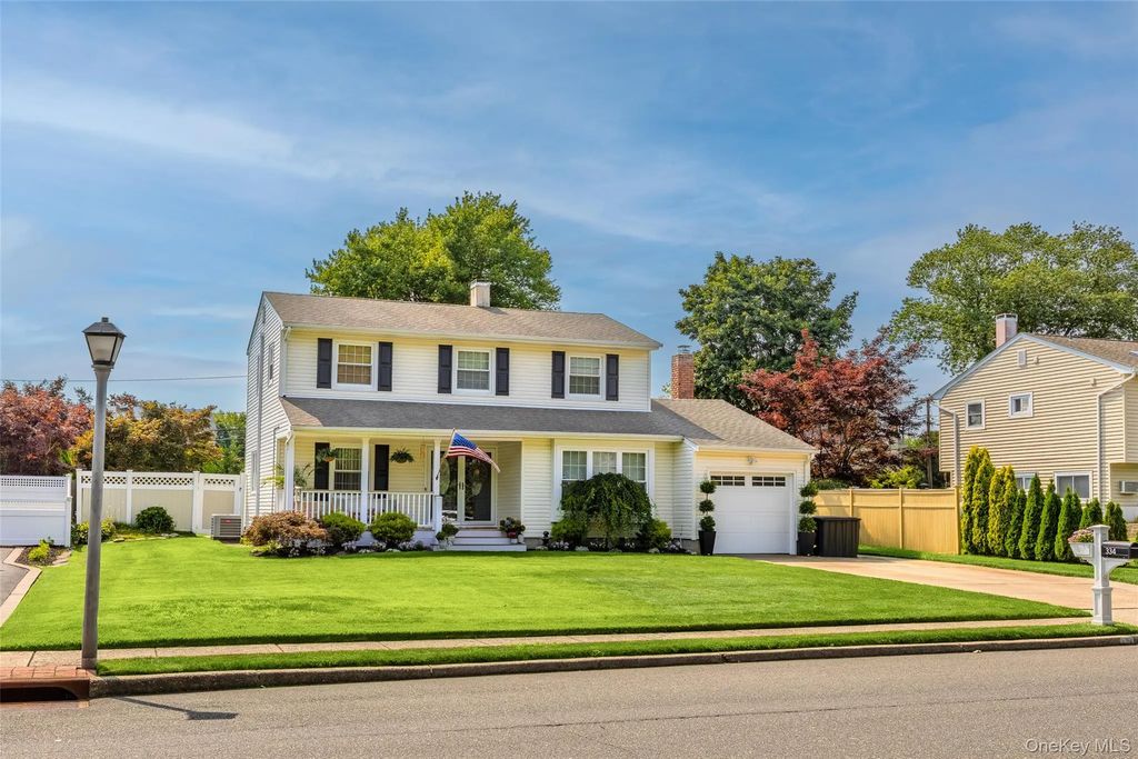 334 Greenbelt Parkway, Holtsville
