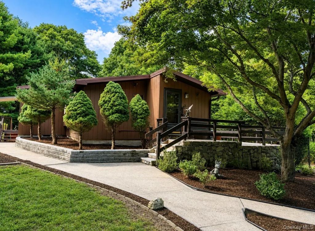 61 Lakeview Drive, Tomkins Cove