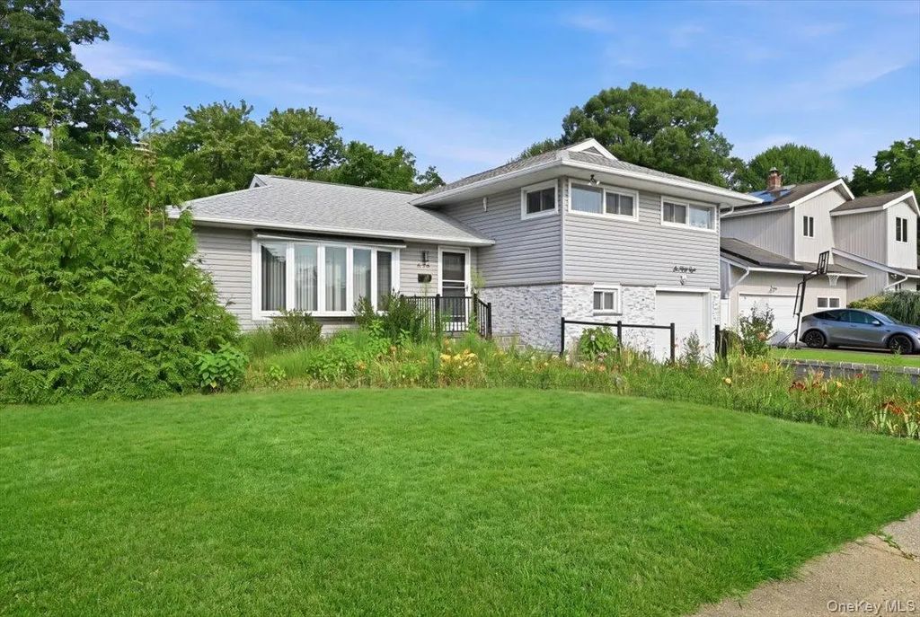 658 Richmond Road, East Meadow