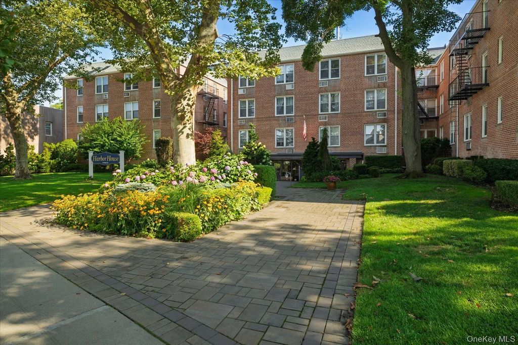 16 Main Street # 2g, East Rockaway