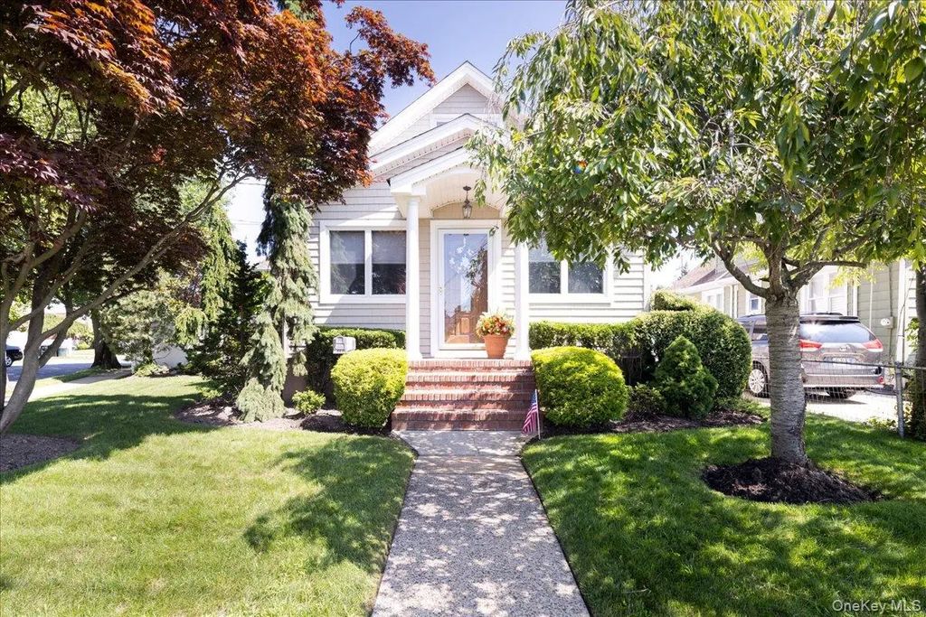714 Wyckoff Avenue, Bellmore
