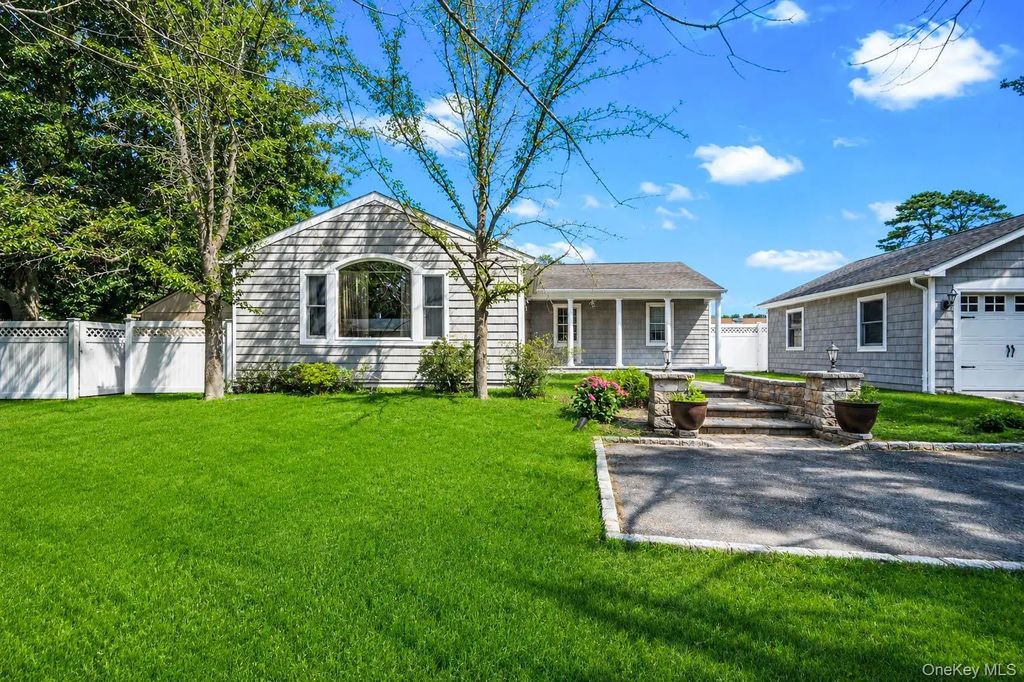 23 Cottage Drive, Farmingville