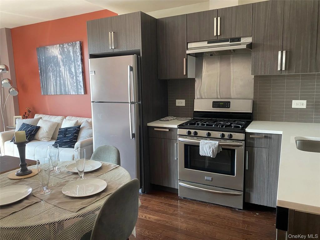 1215 Broadway # 424, Astoria