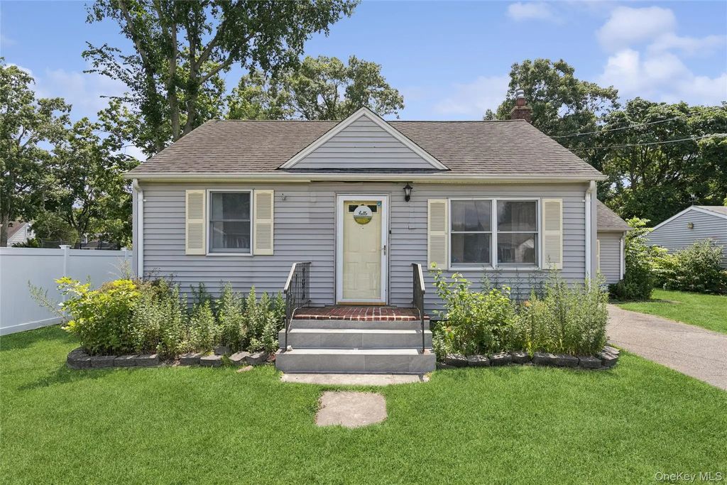 8 Beecher Avenue, East Islip