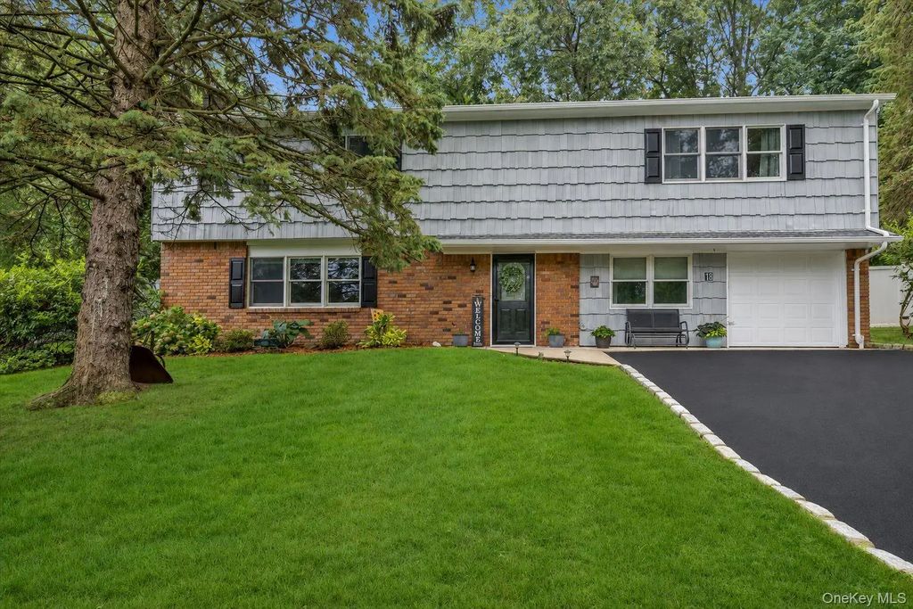 18 Kathy Court, Northport