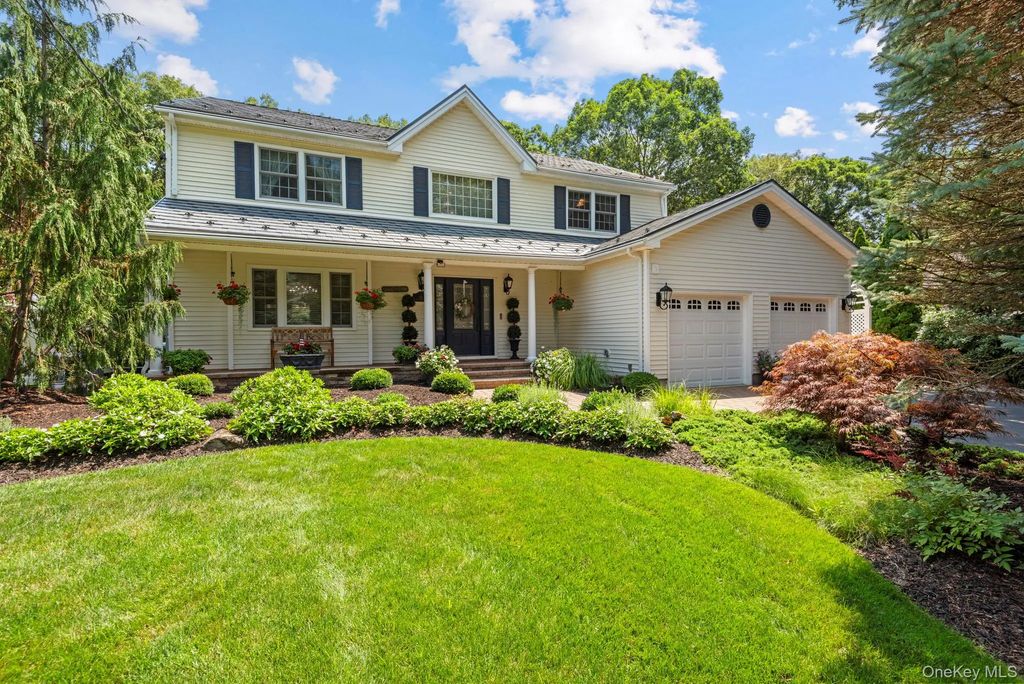 35 Pine Ridge Drive, Smithtown