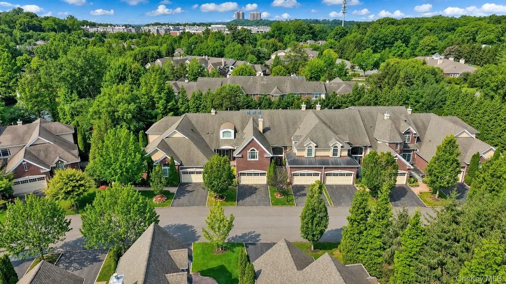 9 Hathaway Lane, Manhasset