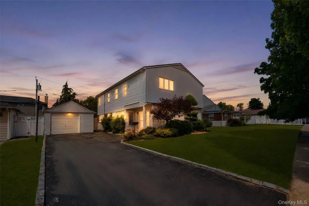 394 Warwick Road, East Meadow