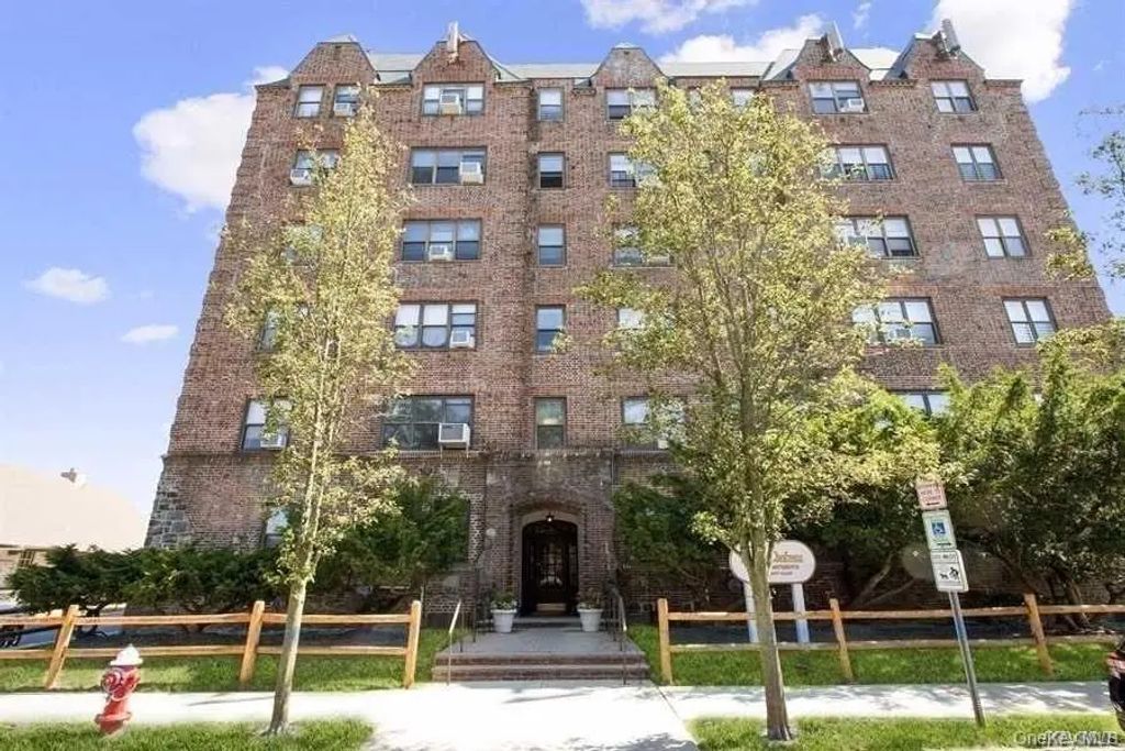 141 Wyckoff Place # 4a, Woodmere