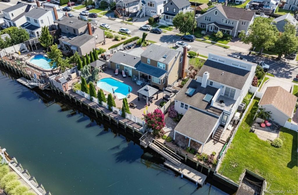 720 Farmers Avenue, Bellmore