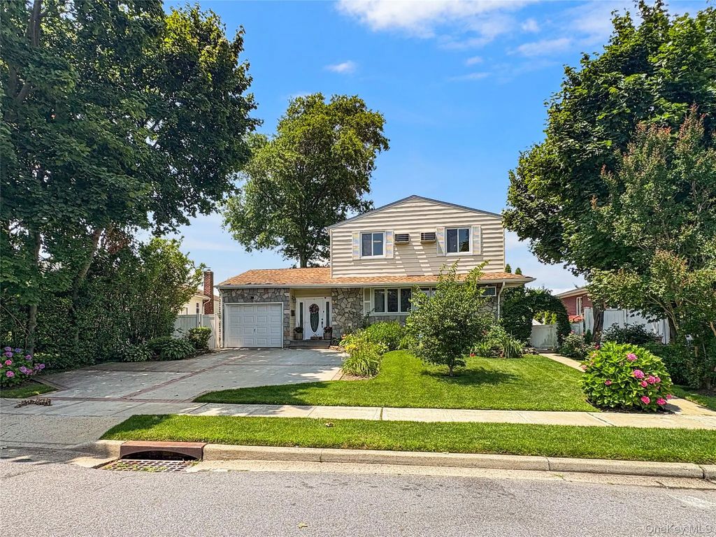 94 Massapequa Avenue, Massapequa