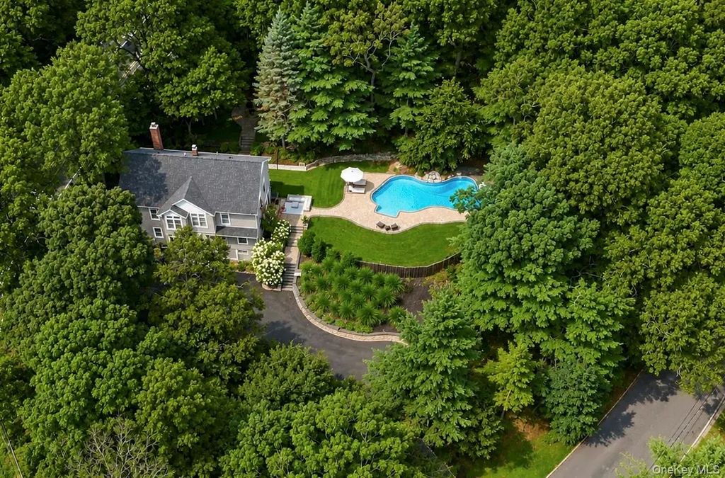 79 Oakside Road, Smithtown