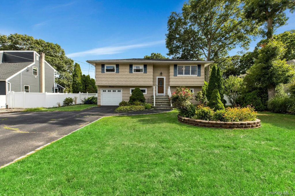 14 Floradora Drive, Mastic