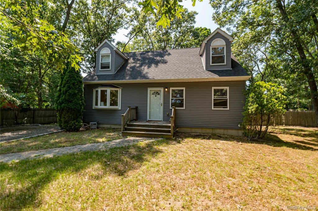 252 Oxhead Road, Centereach