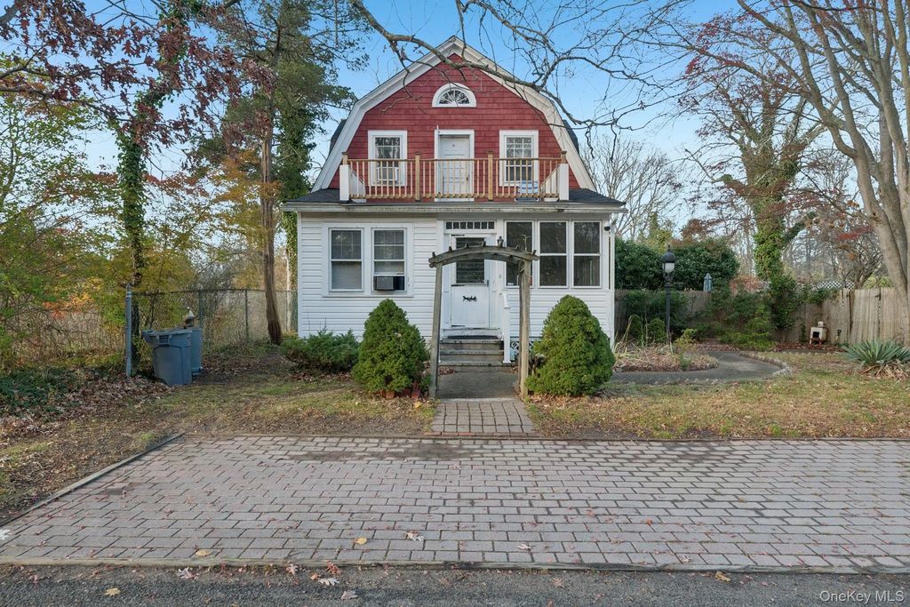 83 Elm Road E, Mastic Beach