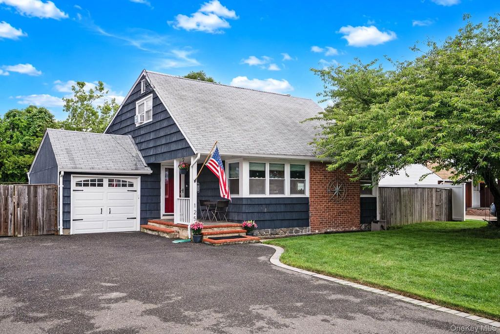 125 Raleigh Lane, West Islip