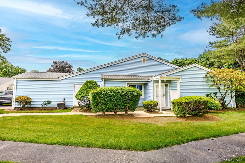 302 Bentley Court W, Saint James