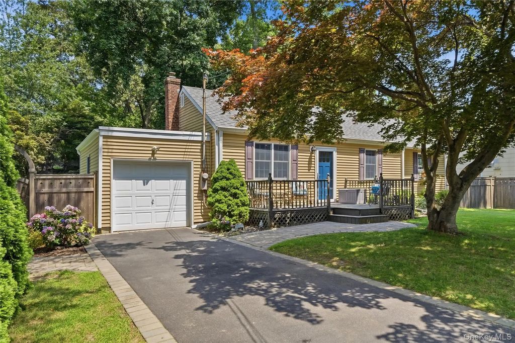 10 Valleywood Drive, Huntington Station