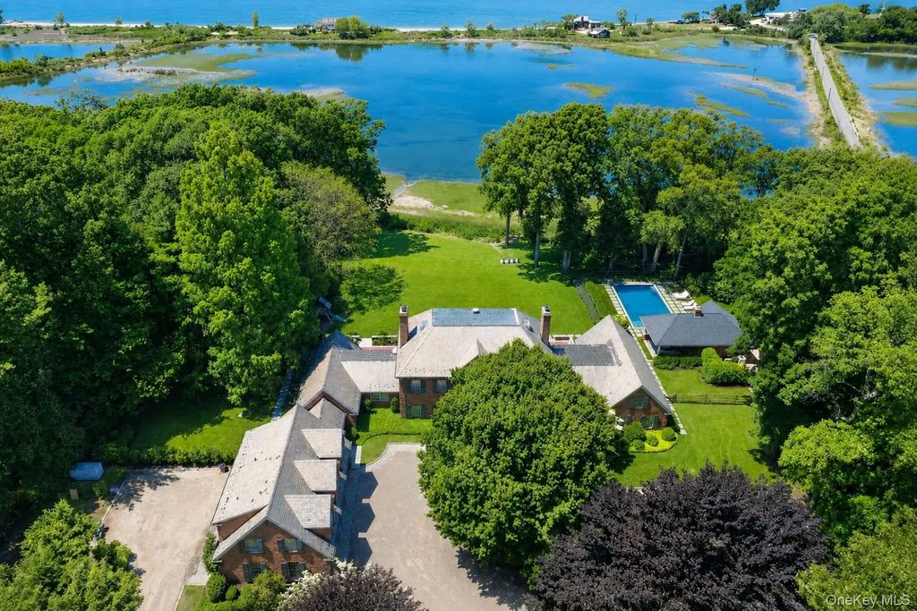 2 Lands End Road, Locust Valley