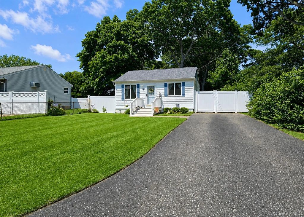 11 Cooke Avenue, Holtsville