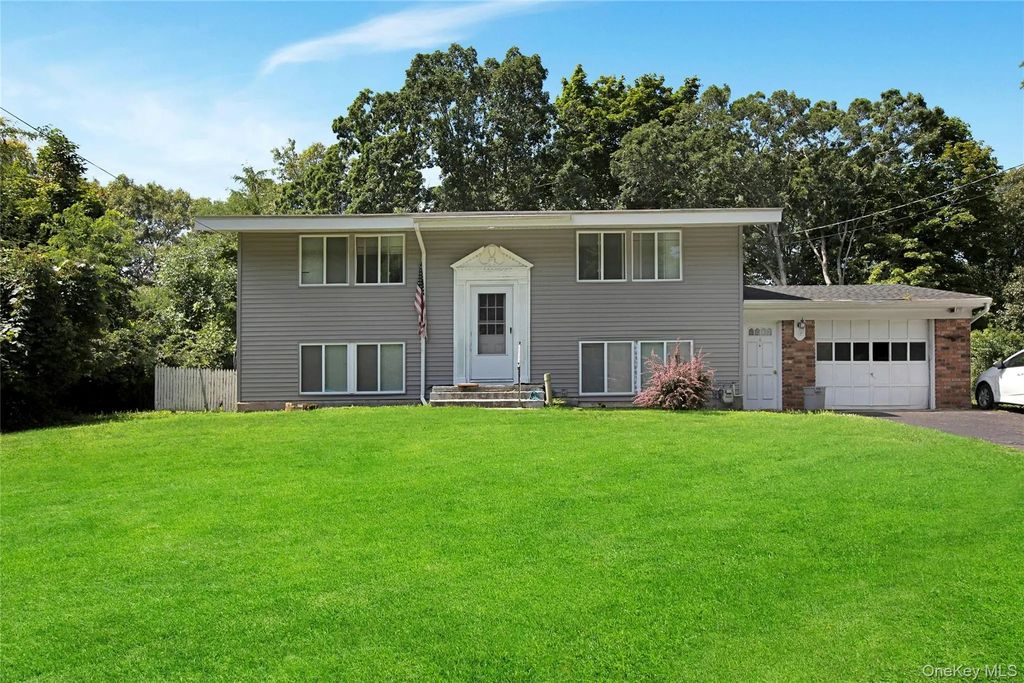 12 Deer Lane, East Setauket