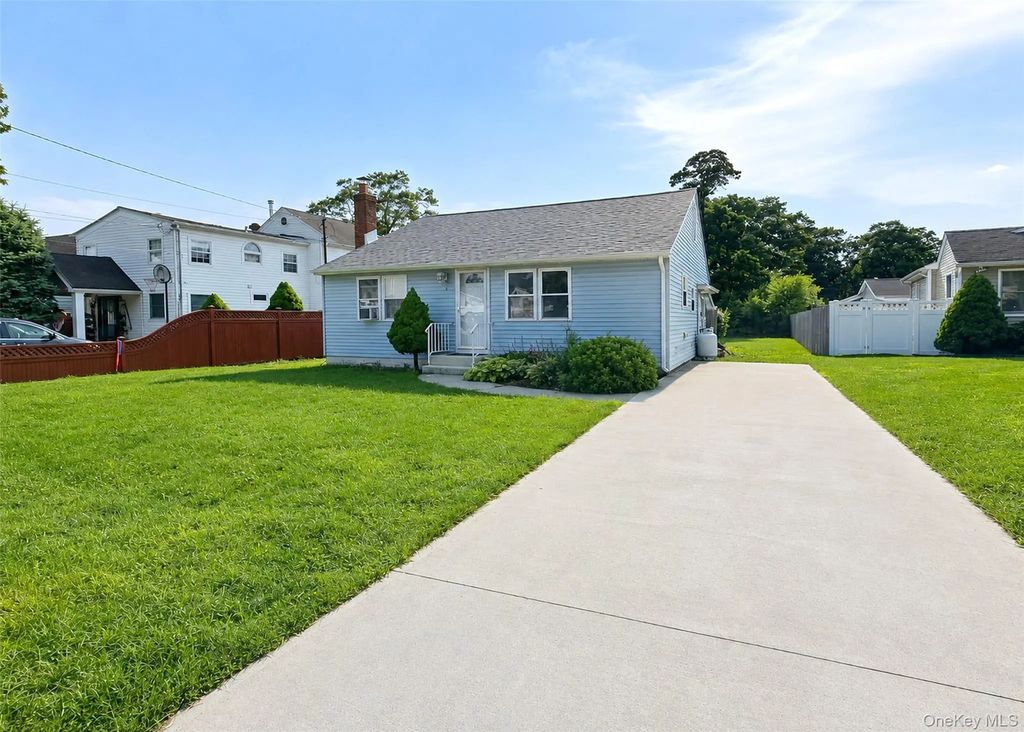 10 Midwood Place, Farmingville