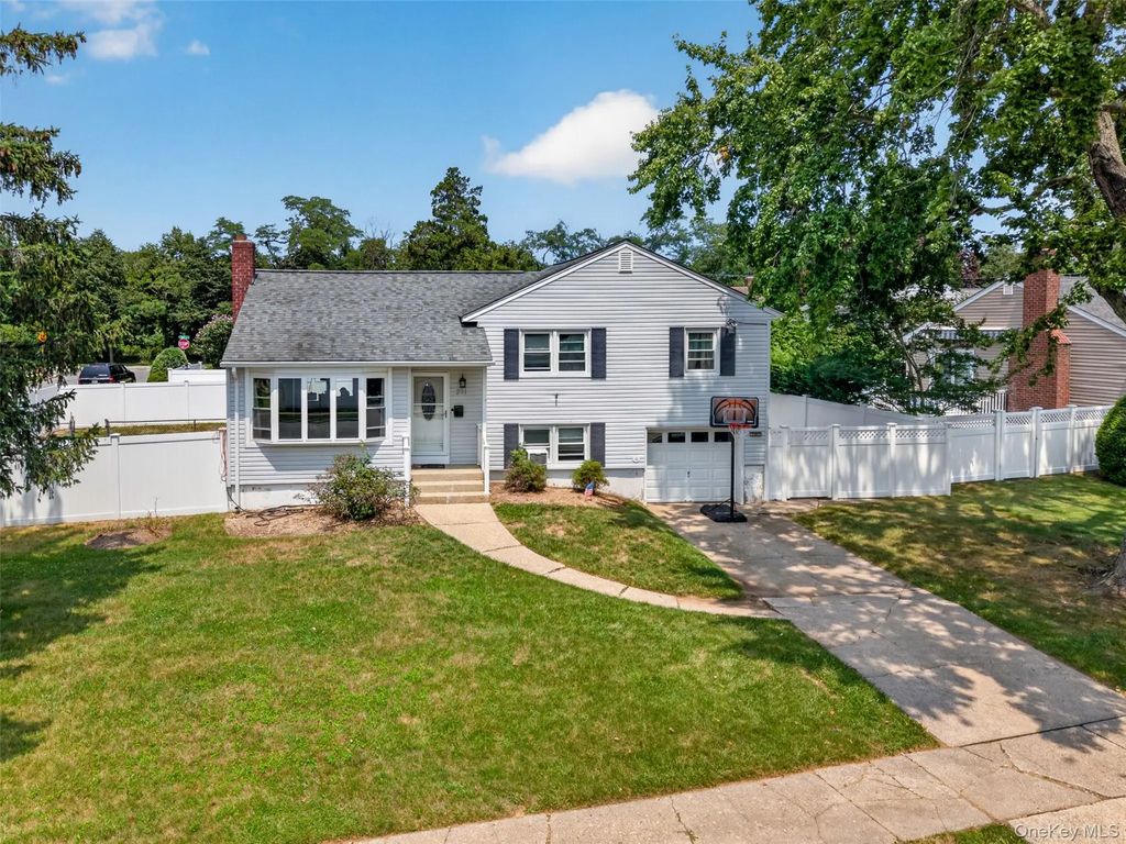 201 Willis Court, Wantagh