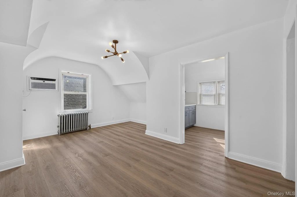 69 Bank Street 2fl, Valley Stream