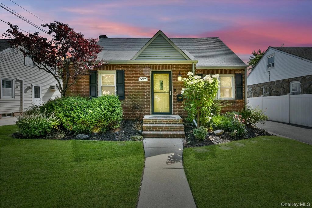 592 Winthrop Avenue, Bellmore